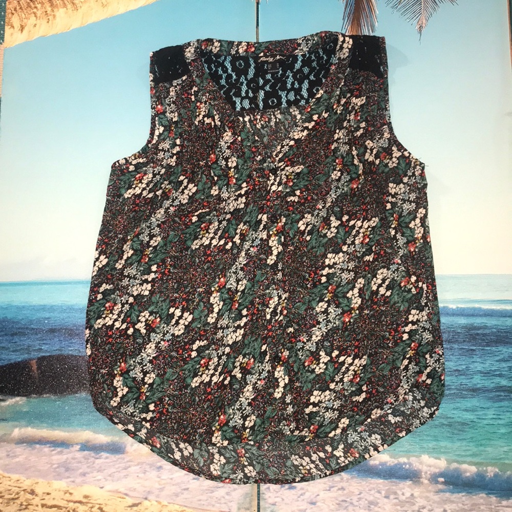 Gorgeous buttoned down top, nicely designed!